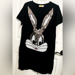 Black T-shirt dress with sequence bunny and pockets pockets.